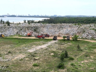 Bãi tập kết đất đá "khủng" trong dự án hơn 1.800 tỷ đồng xây gần 20 năm chưa xong ở Quảng Ngãi. 