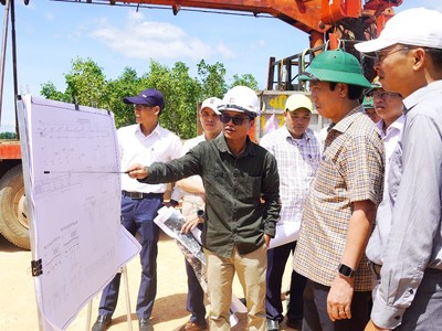 Phó chủ tịch Thường trực UBND tỉnh Quảng Trị Hoàng Nam (đội mũ xanh) kiểm tra tiến độ triển khai tuyến đường bộ ven biển đoạn tuyến qua khu vực cầu Cửa Tùng và Cửa Việt.