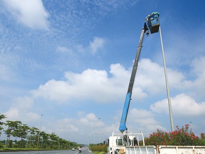 Gói thầu số 24 Thi công xây dựng điện chiếu sáng thuộc Dự án Đầu tư xây dựng tuyến đường bộ ven biển, đoạn qua tỉnh Ninh Bình (giai đoạn I) thuộc lĩnh vực thi công lắp đặt thiết bị điện. Ảnh minh họa: Nhã Chi