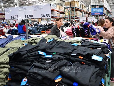 Người dân mua sắm tại một siêu thị ở Monterey Park, California Mỹ. Ảnh: AFP/TTXVN