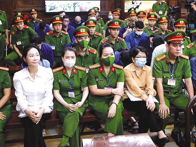 Trương Mỹ Lan (mặc áo trắng) và cựu Cục trưởng Cục Thanh tra, giám sát ngân hàng II (Cục II, thuộc NHNN) Đỗ Thị Nhàn tại tòa.