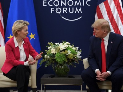 Tổng thống Mỹ Donald Trump trao đổi với Chủ tịch Ủy ban châu Âu Ursula von der Leyen trước cuộc gặp của họ tại Diễn đàn Kinh tế Thế giới ở Davos, vào ngày 21/1/2020. Ảnh: AFP