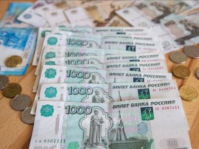 Đồng ruble dạng tiền giấy và tiền xu. Ảnh: THX/TTXVN