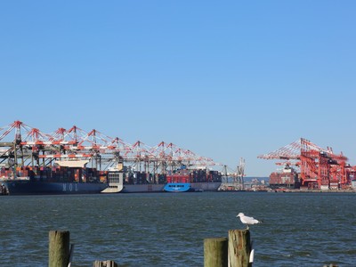 Quang cảnh cảng hàng hóa tại Bayonne, New Jersey, Mỹ. Ảnh: THX/TTXVN