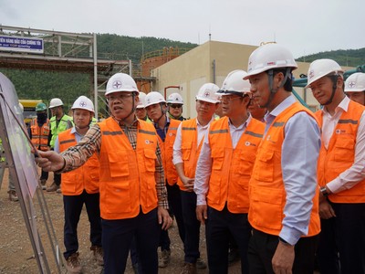 Phó chủ tịch Thường trực UBND tỉnh Quảng Trị Hoàng Nam (thứ ba, phải ảnh) nghe báo cáo tiến độ các dự án tại Trung tâm Điện lực Quảng Trạch