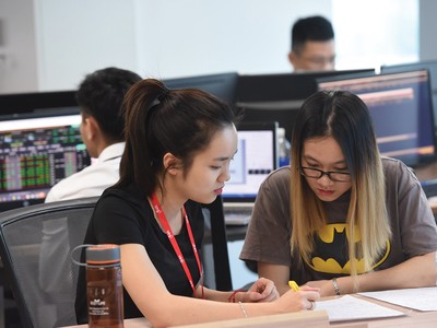 Giáo dục tài chính đóng vai trò định hình hành vi nhà đầu tư, nâng cao chất lượng dòng vốn và tăng cường tính bền vững của thị trường