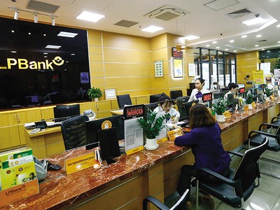 Tuy cắt giảm mạnh nhân sự, song LPBank lại mạnh tay chi cho nhân viên. Ảnh: Đức Thanh 