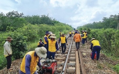 Các nhà thầu tập trung thi công cải tạo đường sắt đoạn Nha Trang - Sài Gòn. Ảnh: Thanh Thúy. 