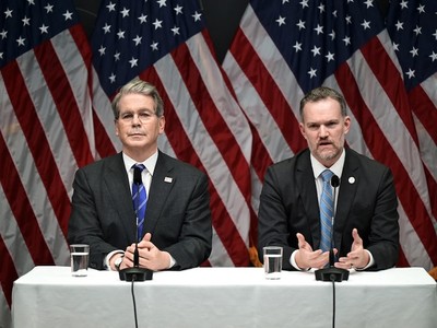 Bộ trưởng Tài chính Mỹ Scott Bessent (bìa trái) cùng Đại diện Thương mại Mỹ Jamieson Greer tại một cuộc họp báo diễn ra ở tòa nhà Rosenbad, thủ đô Stockholm, Thụy Điển sau khi vòng đàm phán thương mại lần thứ 3 giữa Mỹ và Trung Quốc kết thúc vào ngày 29/7/2025. Ảnh: AFP 