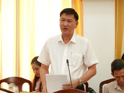 Giám đốc Sở Xây dựng TP. Cần Thơ Mai Văn Tân thông tin về tiến độ triển khai các dự án hạ tầng giao thông điểm tại buổi họp cơ quan báo chí quý II năm 2025 do UBND TP. Cần Thơ tổ chức