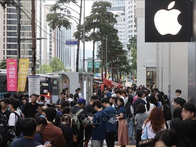 Khách hàng chờ đợi bên ngoài một cửa hàng của Apple tại Seoul, Hàn Quốc. Ảnh: Yonhap/TTXVN
