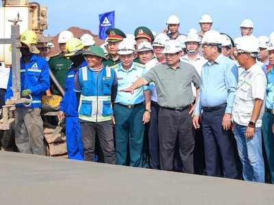 Thủ tướng kiểm tra tiến độ thi công đường cất hạ cánh thứ 2 của Sân bay Long Thành - Ảnh: VGP