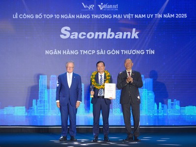 Đại diện Sacombank, ông Hà Văn Trung – Phó tổng giám đốc Sacombank nhận giải thưởng từ Ban tổ chức.