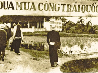 Người dân hăng hái tham gia mua Công trái Quốc gia. Ảnh: Tư liệu 