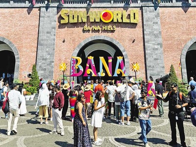 Du khách trẻ cân bằng giữa du lịch một mình và cùng gia đình. Trong ảnh: Sun World Bà Nà Hills 