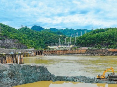 Nhiều hạng mục quan trọng của Dự án Nhà máy Thủy điện Hòa Bình mở rộng như cửa lấy nước, kênh dẫn vào… đã cơ bản hoàn thành. Ảnh: Ngọc Tuấn