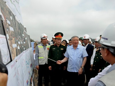 Phó thủ tướng Thường trực Chính phủ Nguyễn Hoà Bình kiểm tra thực tế Dự án cao tốc đoạn Hòa Liên - Túy Loan vào tháng 3/2025.
