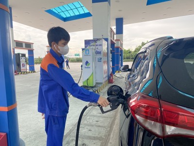 Sau khi tăng thêm 235 đồng/lít, giá bán lẻ mỗi lít xăng RON95 vượt 20.000 đồng từ 15 giờ chiều nay. 