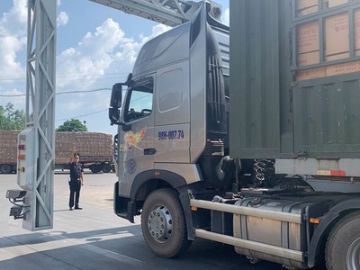 Hoạt động soi chiếu container của cơ quan hải quan.