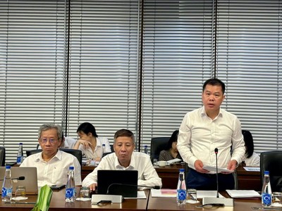 Ông Lê Thế Phúc, Vụ trưởng Vụ Pháp chế và Quản lý khoa học (Tòa án nhân dân Tối cao) trình bày một số nội dung chủ yếu của dự thảo luật tại tọa đàm. Ảnh Diệu Huyền. 