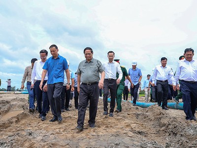 Thủ tướng kiểm tra thực địa Dự án thành phần 1 (đoạn qua địa bàn tỉnh An Giang) thuộc tuyến cao tốc Châu Đốc - Cần Thơ - Sóc Trăng và chỉ đạo đẩy nhanh tiến độ, phấn đấu hoàn thành Dự án thành phần 1 vào ngày 19/12/2025. Ảnh: Nhật Bắc