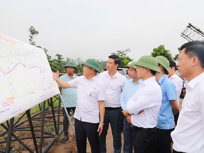 Ông Phạm Đức Ấn, Chủ tịch UBND tỉnh Quảng Ninh chỉ đạo đẩy nhanh tiến độ thi công đường ven sông nối cao tốc Hạ Long - Hải Phòng đến khu vực Đông Triều. Ảnh: Đỗ Phương