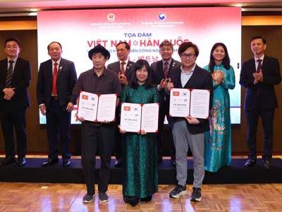 Trong khuôn khổ Tọa đàm đã diễn ra lễ trao đổi các văn kiện hợp tác quan trọng, hứa hẹn mở ra giai đoạn phát triển mới cho doanh nghiệp văn hóa hai nước. 