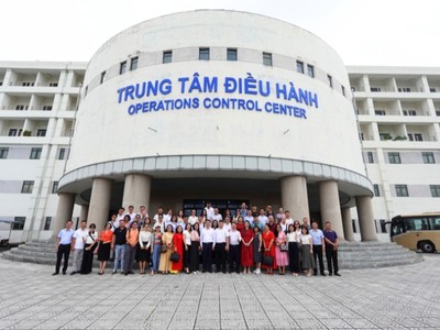 Sáng 13/8, Sở Du lịch Hà Nội phối hợp với Công ty TNHH MTV đường sắt Hà Nội và các doanh nghiệp Lữ hành trên địa bàn Thành phố khảo sát sản phẩm du lịch thuộc tuyến đường sắt đô thị số 2A (Hà Đông - Cát Linh). Ảnh: Hồ Hạ. 