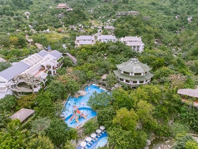 Công viên suối khoáng nóng Núi Thần Tài.