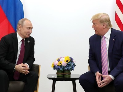 Tổng thống Mỹ Donald Trump (phải) trong cuộc gặp Tổng thống Liên bang Nga Vladimir Putin bên lề Hội nghị thượng đỉnh Nhóm các nền kinh tế phát triển và mới nổi hàng đầu thế giới (G20) tại Osaka (Nhật Bản), ngày 28/6/2019. Ảnh: Kyodo/TTXVN