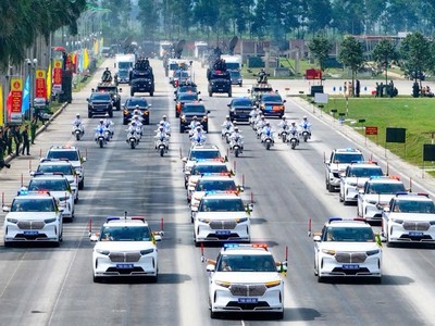 Công an TP. Hà Nội đề nghị người dân nghiêm chỉnh chấp hành Luật trật tự an toàn giao thông; nhường đường cho các phương tiện được quyền ưu tiên làm nhiệm vụ.