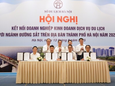 Lễ ký kết giữa các doanh nghiệp kinh doanh lữ hành với các đơn vị cung cấp dịch vụ, sản phẩm du lịch đường sắt.