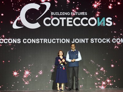 Bà Đinh Thị Hồng Thắm – Trợ lý điều hành CTHĐQT đại diện Coteccons nhận giải thưởng Doanh nghiệp Quan tâm Chăm sóc Nhân viên tuyệt vời nhất