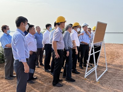 Đoàn công tác của EVN kiểm tra hiện trường thực hiện dự án nhà máy thủy điện Trị An mở rộng. 