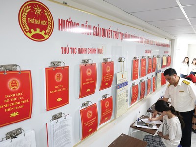 Công chức Thuế cơ sở số 7 hướng dẫn người nộp thuế khai hồ sơ