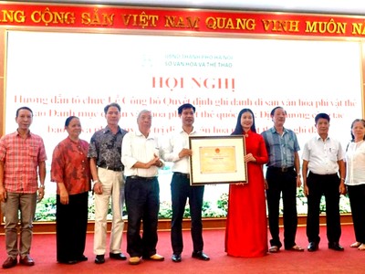 Sở Văn hóa và Thể thao Hà Nội đã trao chứng nhận cho 9 di sản của Thủ đô vừa được công nhận năm 2025.