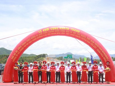 Đến nay, Dự án xây dựng đường bộ cao tốc Hòa Liên - Túy Loan đã hoàn thành cơ bản 11,5 km tuyến chính cao tốc và hai đường gom song hành hai bên tuyến cao tốc cũng đang triển khai để hoàn thành trong năm 2025. Ảnh: Trần Thi 