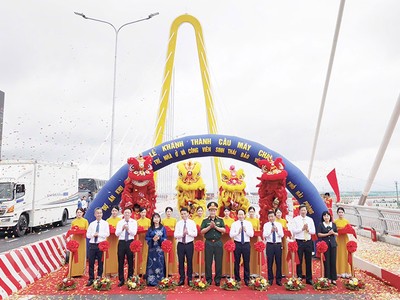 Các công trình, dự án được khánh thành, khởi công trên cả nước sẽ tạo cú hích quan trọng cho tăng trưởng GRDP của các địa phương và nền kinh tế. Trong ảnh: Khánh thành cầu Máy Chai và đường dẫn 2 đầu cầu thuộc Dự án Khu vui chơi giải trí, nhà ở và công viên sinh thái đảo Vũ Yên (Hải Phòng). Ảnh: Thanh Sơn 