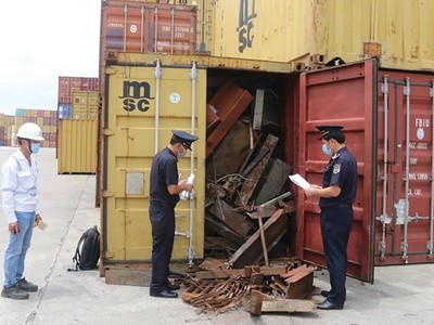 Hàng nghìn container hàng hoá tồn đọng, đắp chiếu tại cảng biển đang gây khó khăn cho hoạt động kinh doanh, thiệt hại về kinh tế cho doanh nghiệp và gây ô nhiễm môi trường.