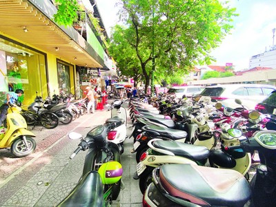 TP.HCM sẽ tiếp tục thu phí vỉa hè theo Nghị quyết cũ.