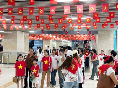 Hàng vạn người dân háo hức chờ đón sự kiện đặc biệt, trong đó metro tiếp tục là lựa chọn hàng đầu để di chuyển nhanh chóng, an toàn, văn minh.