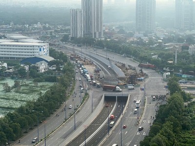 Nhiều hạng mục tại nút giao An Phú vẫn còn ngổn ngang nên không thể hoàn thành vào cuối năm 2025 - Ảnh: Lê Toàn