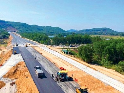 Nhiều gói thầu xây đang được gáp rút triển khai để bảo đảm tiến độ giải ngân và hoàn thành kế hoạch đầu tư công trong năm 2025. Ảnh: Song Lê