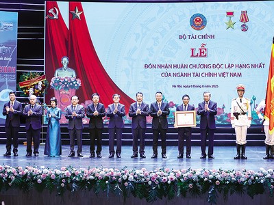 Tổng Bí thư Tô Lâm trao Huân chương Độc lập hạng Nhất cho Bộ Tài chính tại Lễ kỷ niệm 80 năm Ngày Truyền thống ngành Tài chính. Ảnh: Đức Thanh