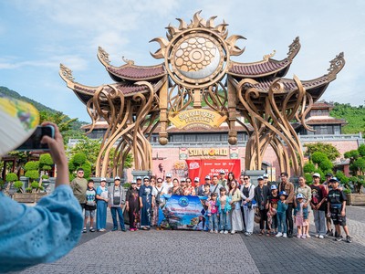 Du khách hào hứng check in Cầu Vàng ngợp cờ Tổ quốc dịp Quốc khánh 2/9