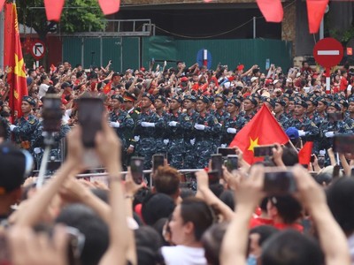 Hình ảnh hàng vạn người dân cổ vũ, chào mừng các khối tổng duyệt