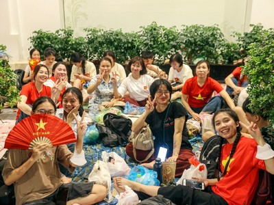 Xuyên đêm xếp hàng đợi xem tổng duyệt diễu binh, diễu hành 