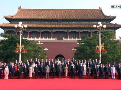 Chủ tịch Tập Cận Bình chụp ảnh lưu niệm cùng các nhà lãnh đạo quốc tế trước lễ duyệt binh. 26 nguyên thủ quốc gia và lãnh đạo nước ngoài như Chủ tịch nước Lương Cường, Tổng thống Nga Vladimir Putin, Chủ tịch Triều Tiên Kim Jong Un, Tổng thống Belarus Aleksandr Lukashenko đã đến tham dự sự kiện lễ duyệt binh quy mô lớn của Trung Quốc. Ảnh: CCTV.