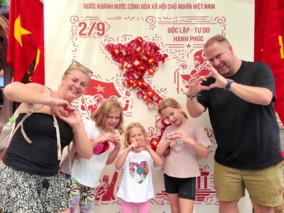 Du khách nước ngoài ấn tượng với không khí hào hùng, sôi động tại Quần thể Danh thắng Tràng An trong những ngày diễn ra lễ kỷ niệm 80 năm Quốc khánh