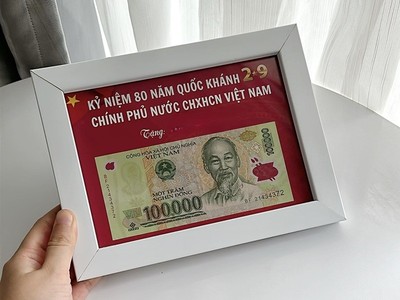 Nhiều công dân lựa chọn giữ lại món quà đặc biệt này làm kỷ niệm. Ảnh: KT.